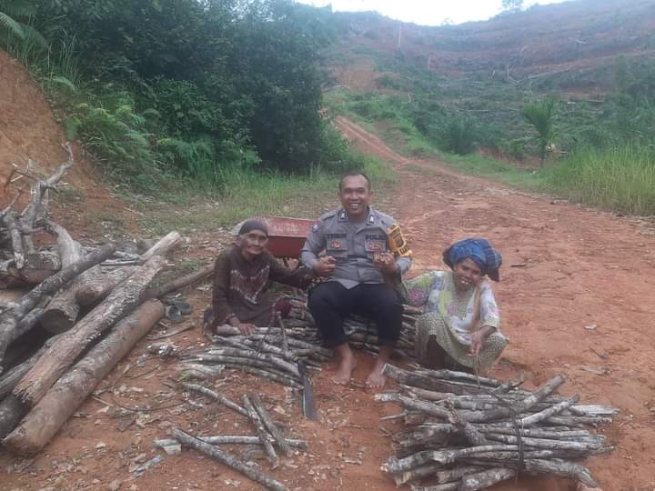 Polisi Bantu 2 Nenek Jompo Pencari Kayu Bakar