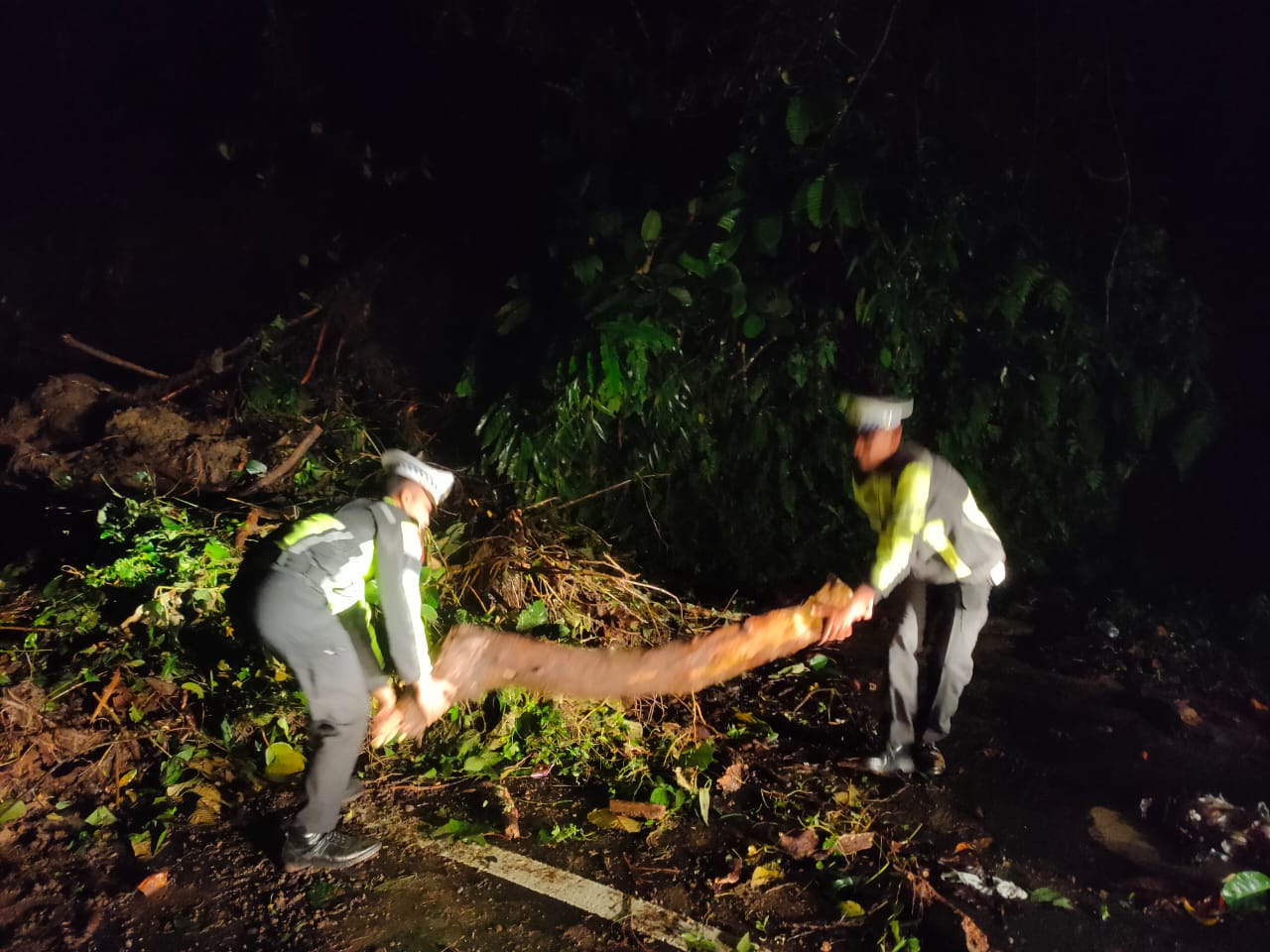 Satlantas Bersihkan Material Longsor Di Jalan Bireuen-Takengon