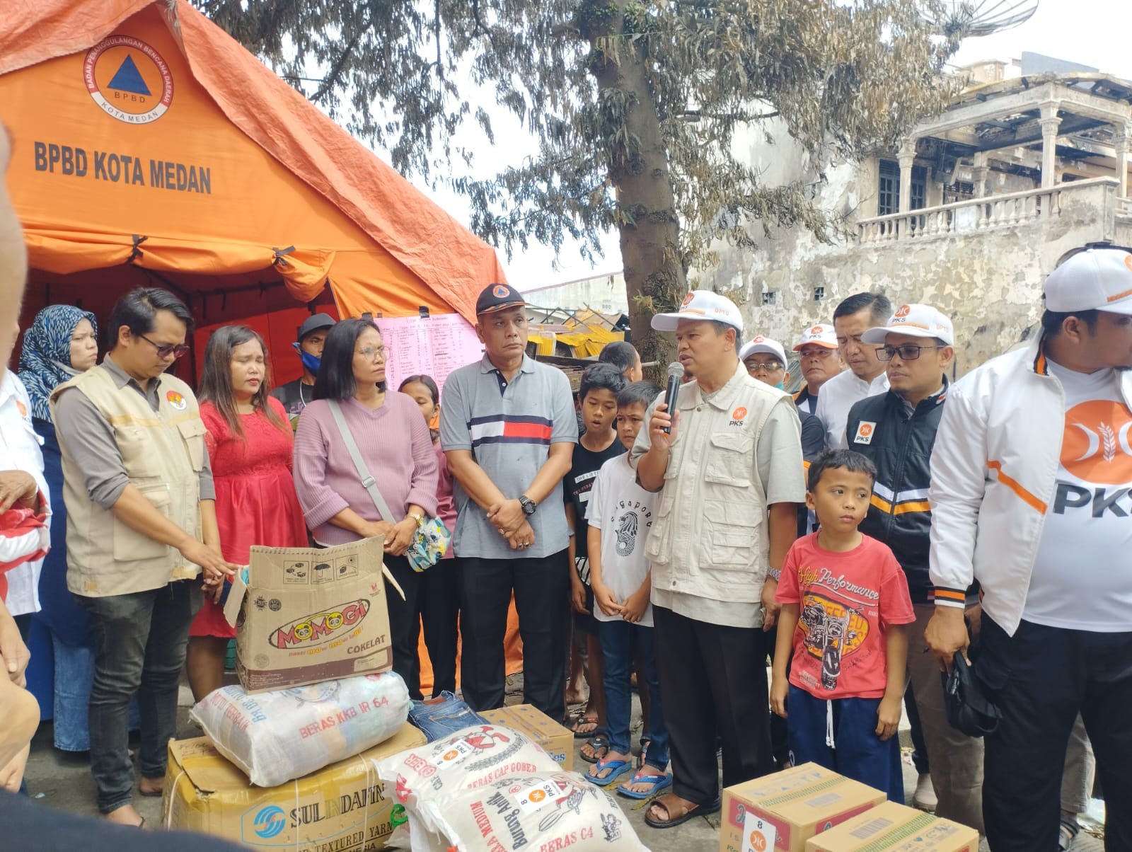 PKS Salurkan Bantuan Untuk Korban Kebakaran Jalan Bromo Medan