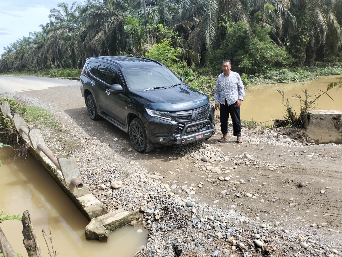 Jalan Utama Kampung Tenggulun Butuh Perbaikan