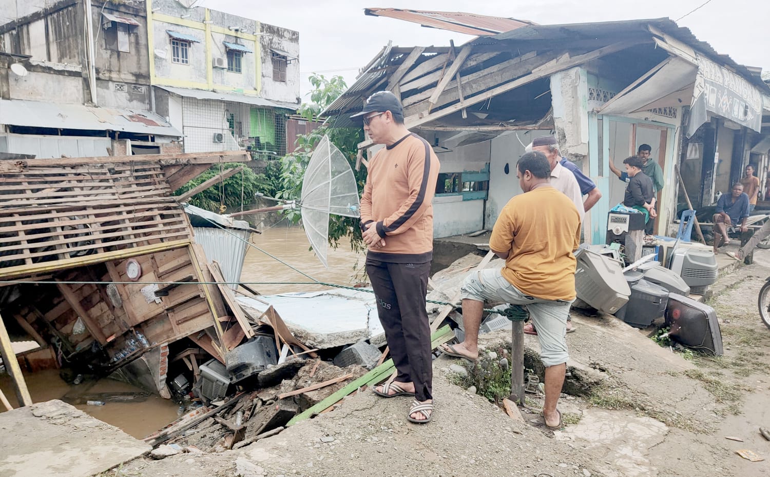 10 Kedai Di Kembang Tanjong Amblas Digerus Arus Sungai Tiro
