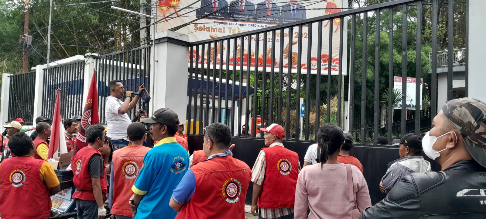 Datangi DPRD Medan Dan Wali Kota, Abang Betor Tuntut Peremajaan Betor