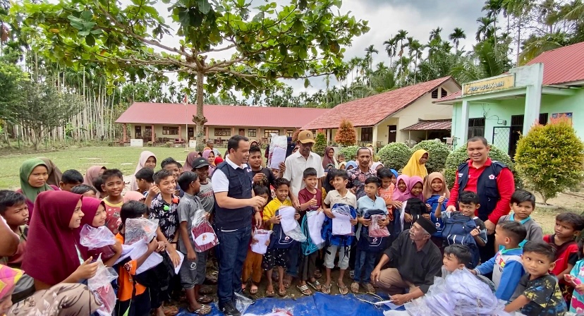 Pelajar Korban Banjir Aceh Utara Terima Seragam Sekolah Dari PMI