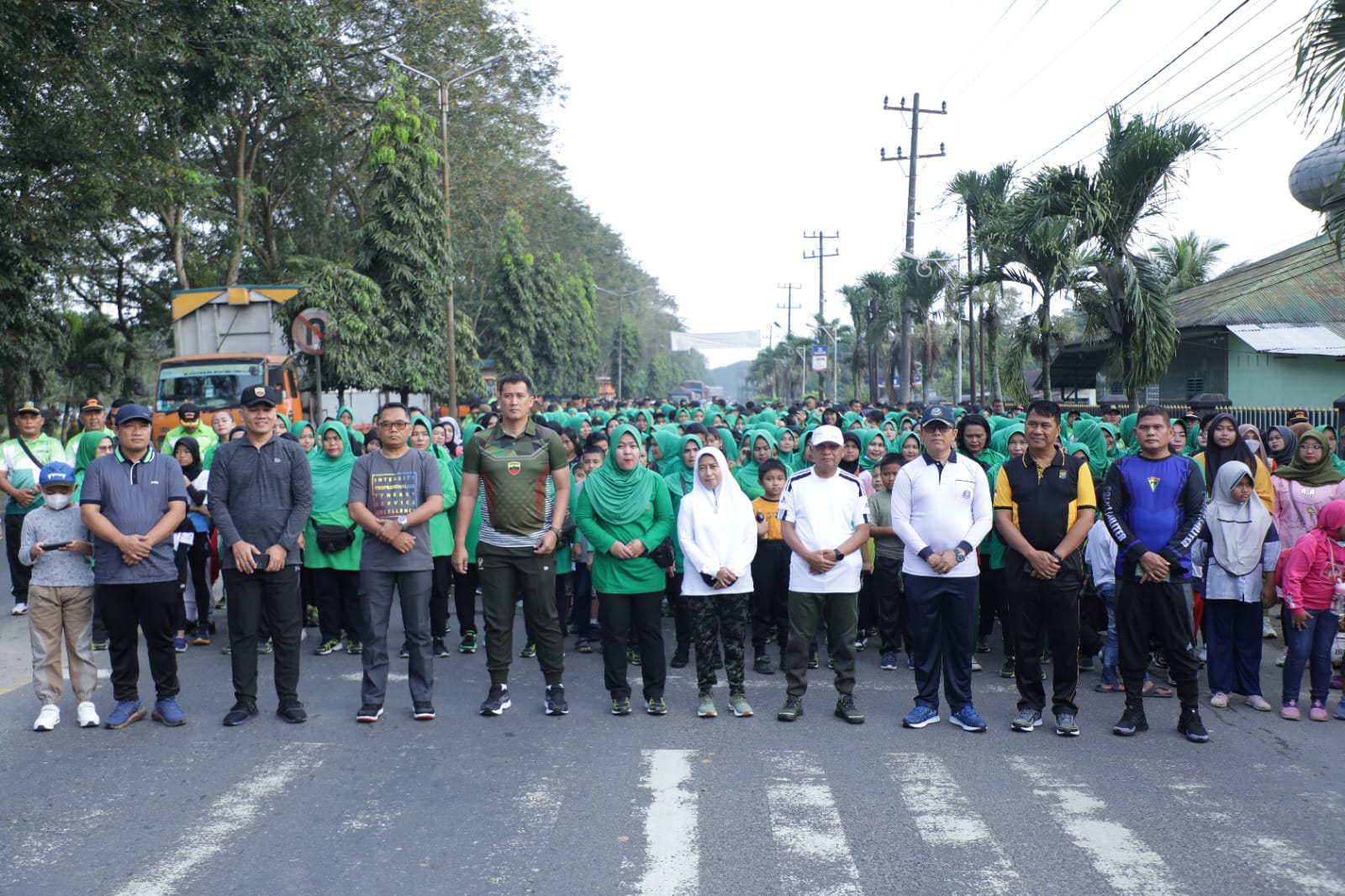 Senam Dan Jalan Santai Meriahkan HUT Kodim 0208/AS