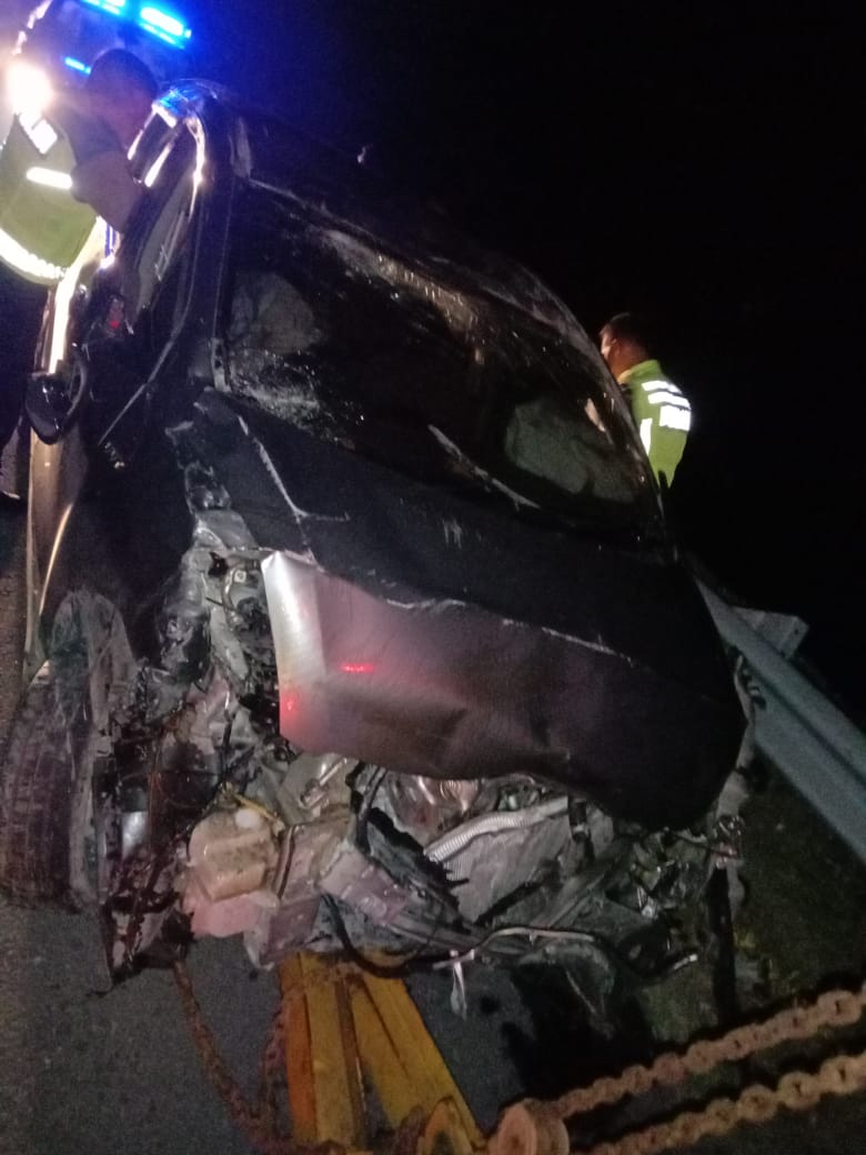 Suzuki APV Hantam Guardrail Jalan Tol, 2 Penumpang Luka Parah