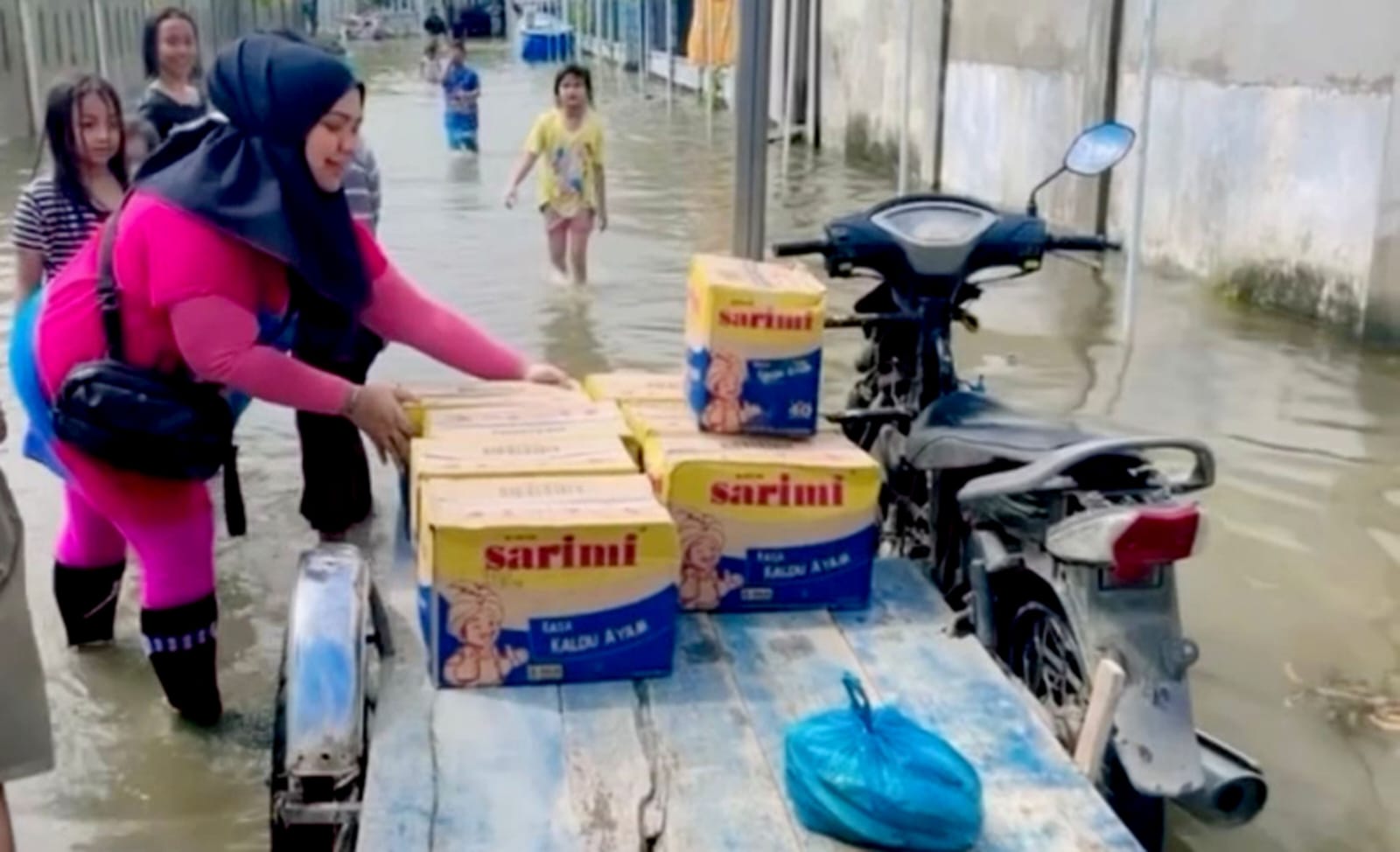 Bantuan Untuk Korban Banjir Pidie Terus Mengalir, Giliran Ida Susanti Salurkan Bantuan