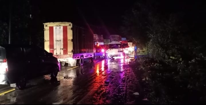 Kaki Gunung Seulawah Longsor, Jalan Medan- Banda Macet Total