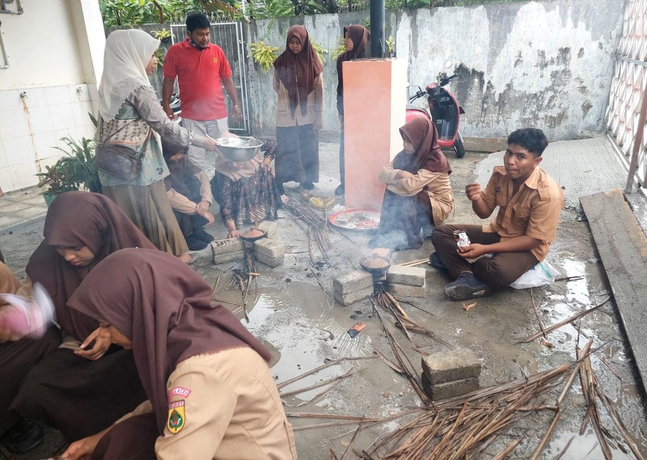 Lestarikan Budaya Aceh, SMAN 15 Adidarma Gelar Teut Apam