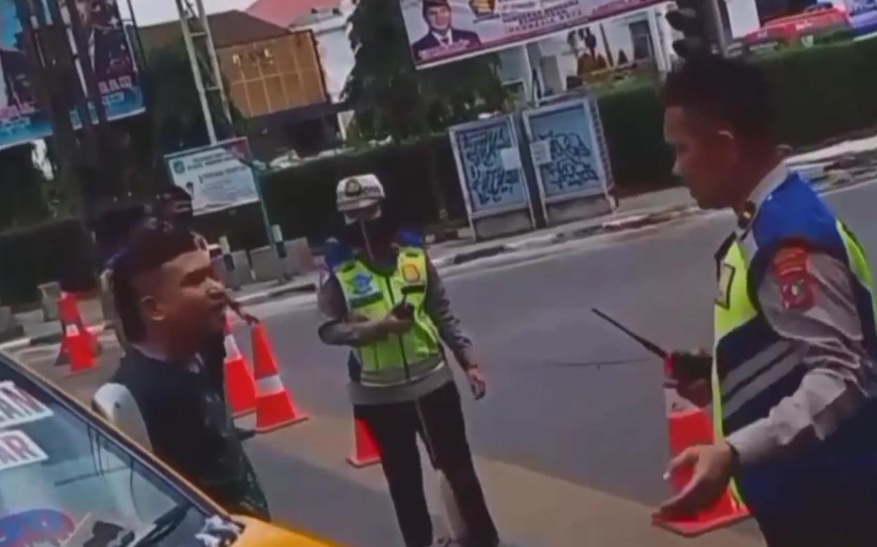 Viral Di Medsos, Pria Marah-marah Sama Polantas Soal Penutupan Jalan