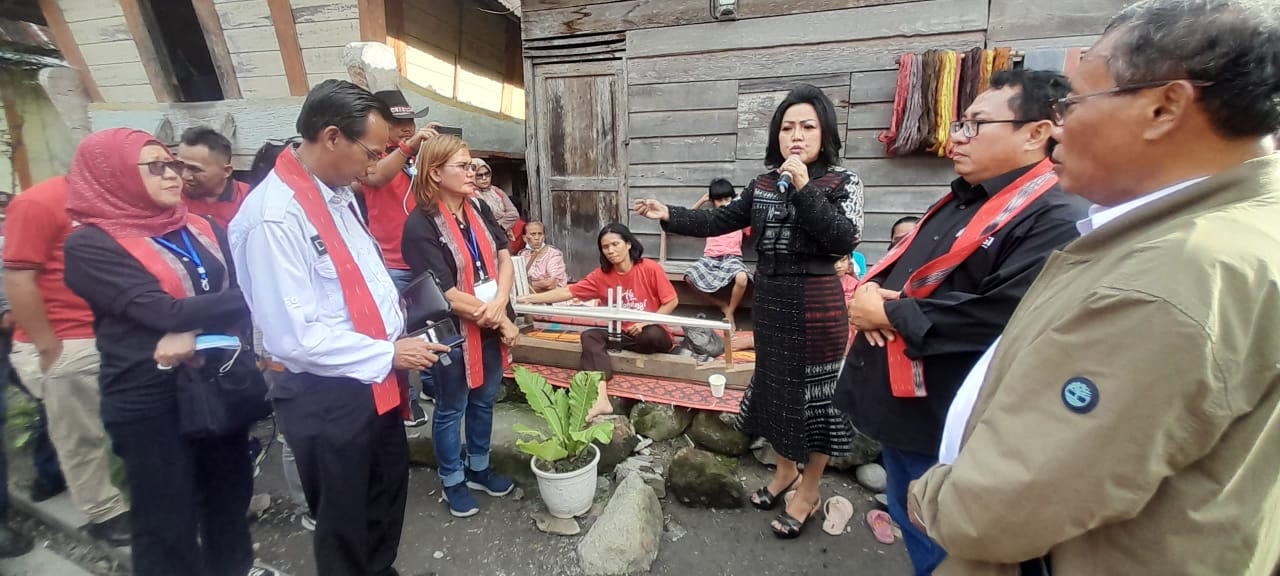 Ekspedisi Kaldera Toba, Satika Simamora: Mari Martondi-kan Tenunmu, Walau Harus Berdarah-darah!