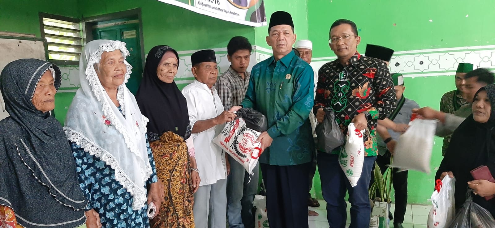 Milad Ke-76, HMI Dan Syahrul Pasaribu Berbagi Bersama Kaum Dhuafa