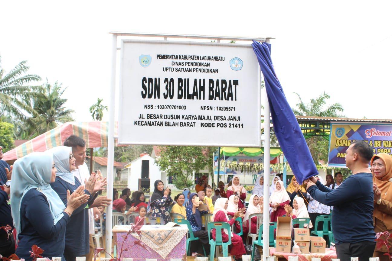 Bupati L. Batu Resmikan Sekolah Tertinggal, SDN 30