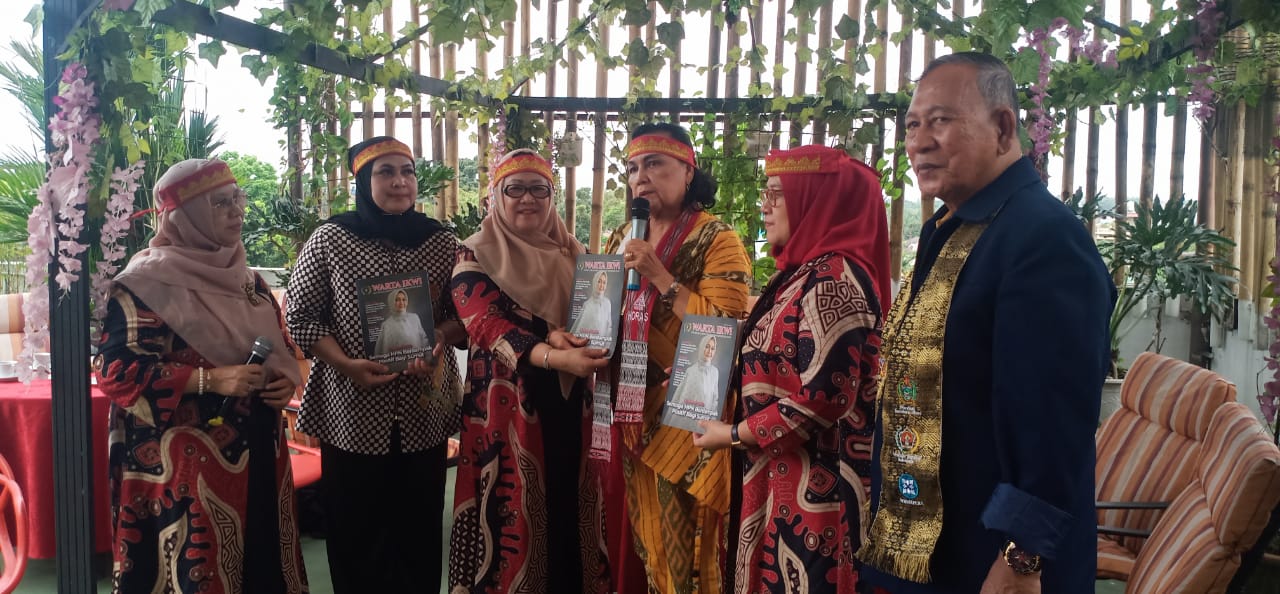 Tiorida Jamu Makan Siang Dan Berikan Ulos Ketua IKWI Pusat