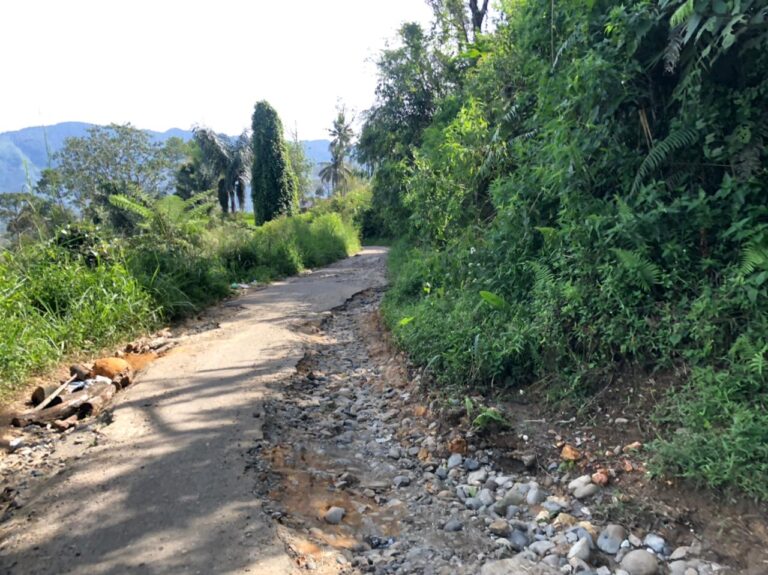 Warga Protes Jalan Rusak Sering Dilewati PT SMGP