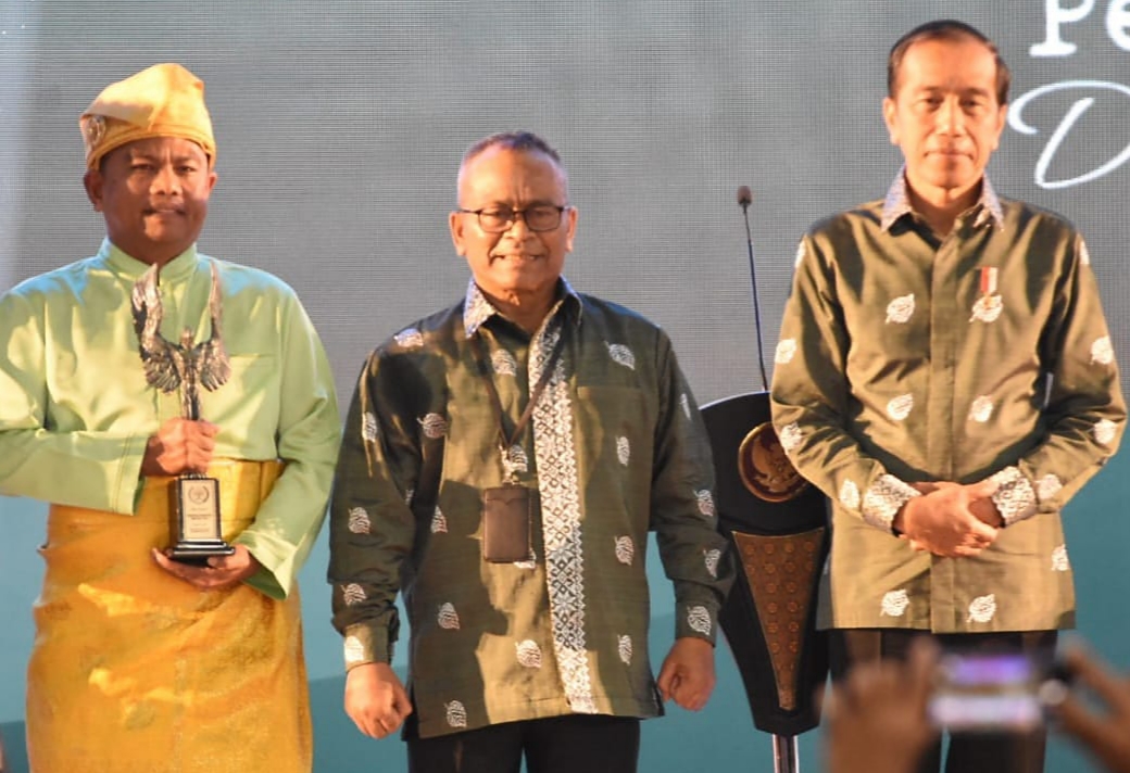 Disaksikan Presiden, Bupati Sergai Boyong Trofi Abyakta AK- PWI