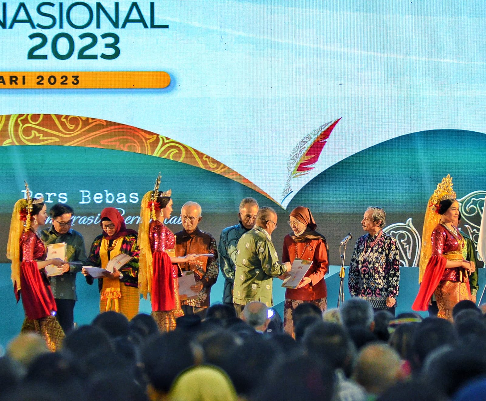 Pendiri Waspada Terima Penghargaan Tokoh Pers HPN 2023