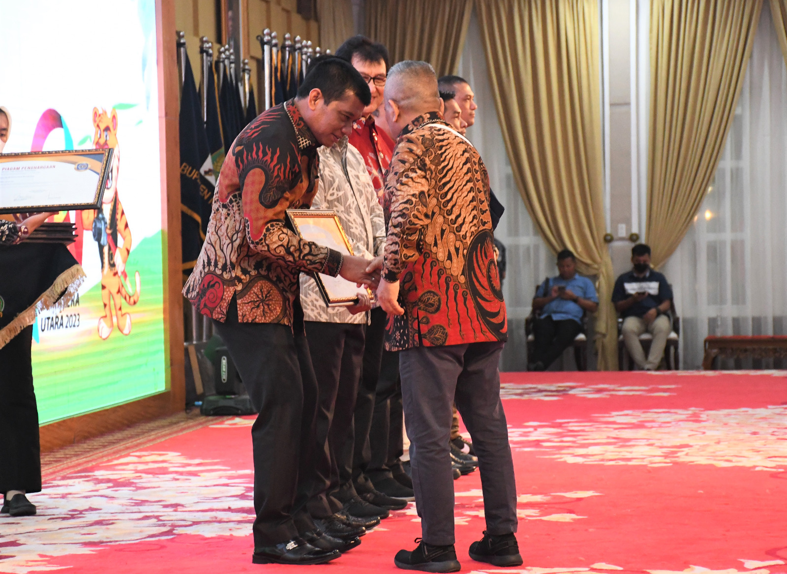 Pangdam I/BB Terima Penghargaan Tokoh Peduli PWI
