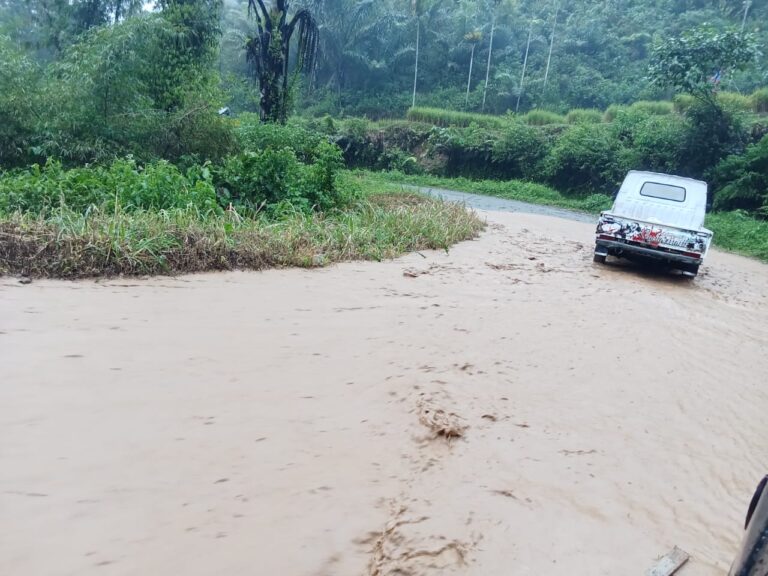 Aek Hutapangan Meluap, Bebatuan Menimpa Jalan