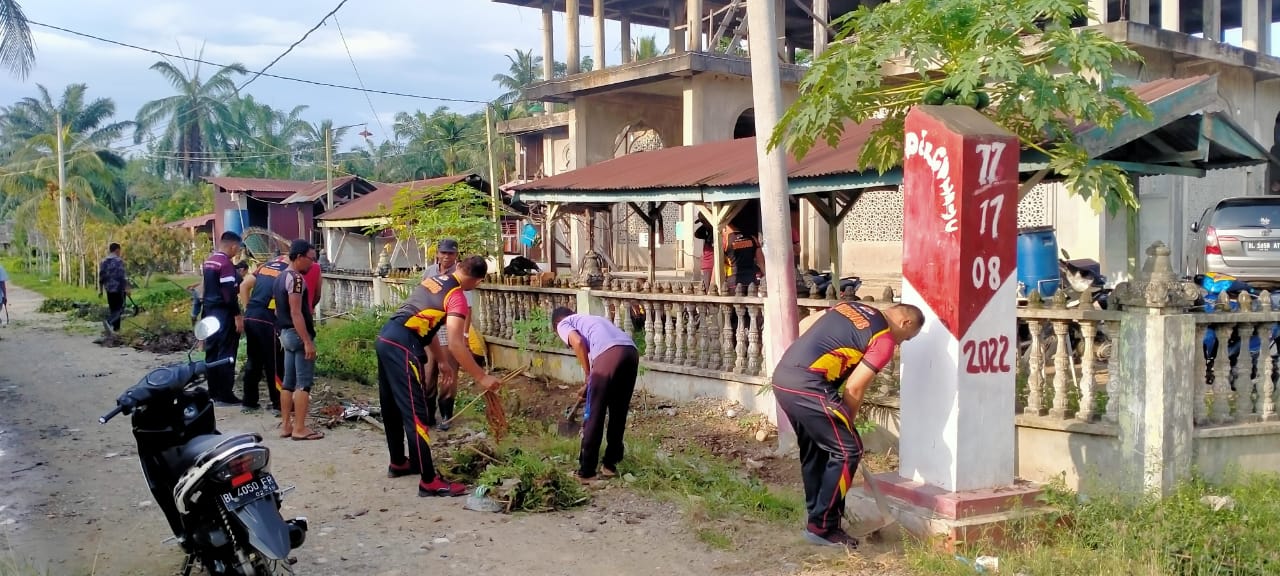 Brimob Bersihkan Masjid Nurul Ikhlas Dan Bantu Semen
