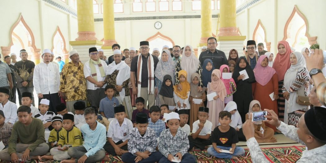 Sekda Bersilaturrahmi Dengan Warga Genteng Barat Dan Santri