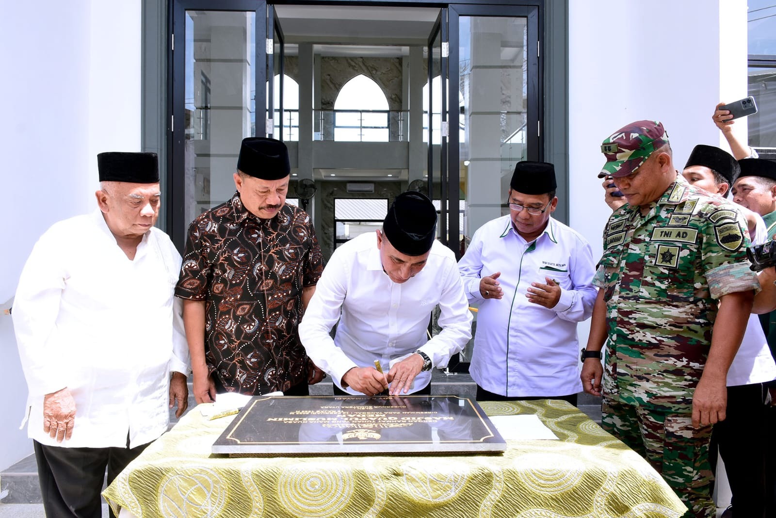 Gubsu Resmikan Renovasi Masjid Quwwatul Muslim Jln HM. Joni Medan