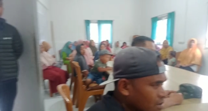 Puluhan Ibu Penambang Batu 'Serbu' PT Jaya Konstruksi