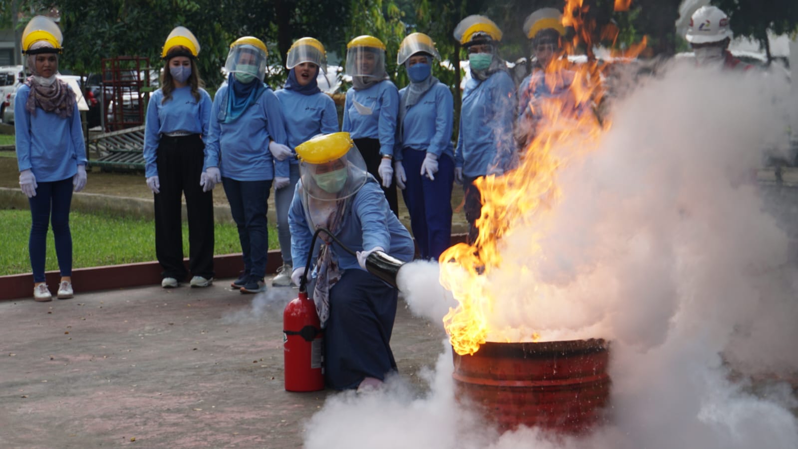 Peduli Keselamatan Lingkungan, Pertamina Patra Niaga Beri Pelatihan Pemadam Kebakaran Kepada Persatuan Wanita Patra