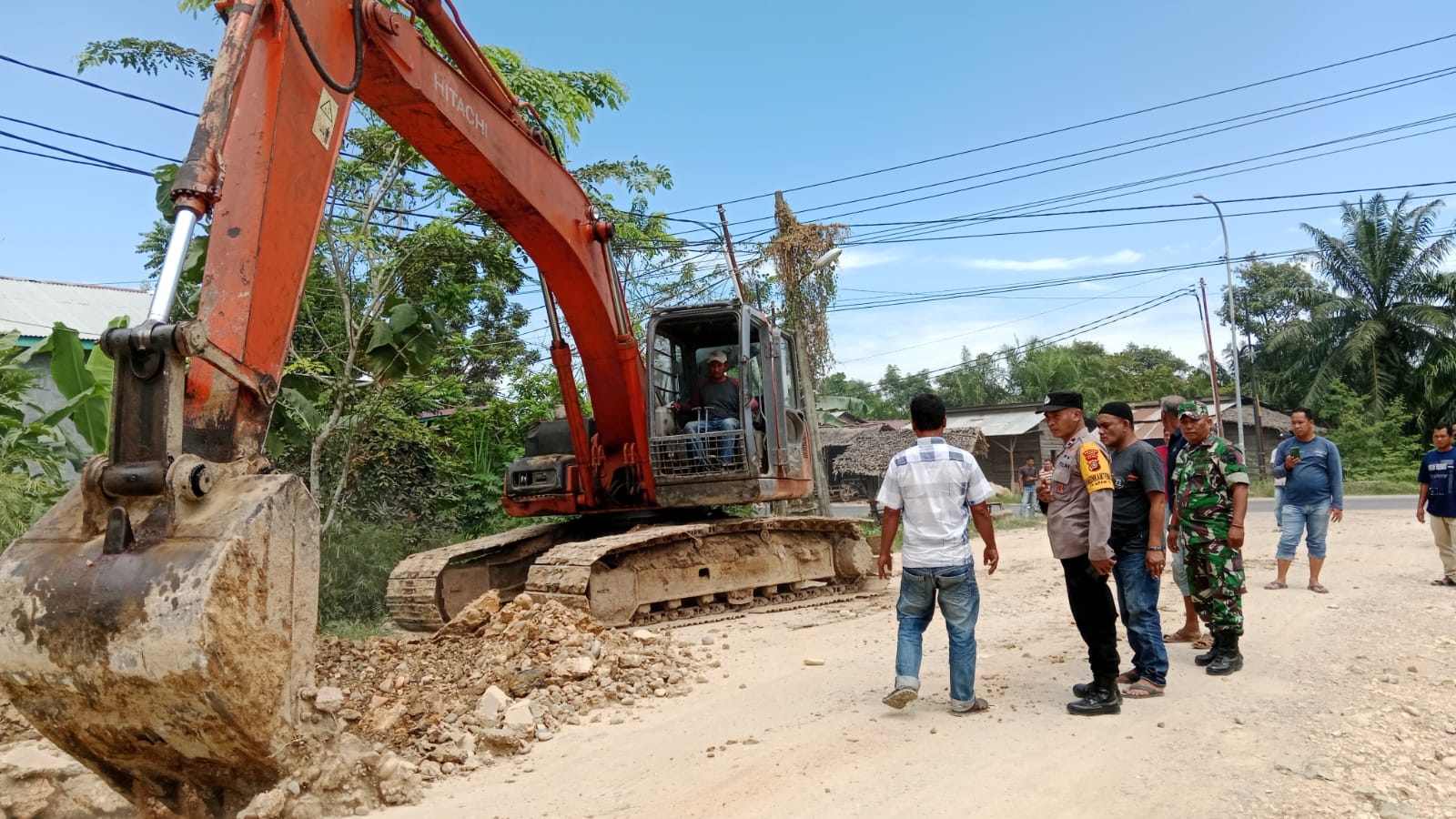 Puluhan Warga Blokir Jalan Masuk PKS Ensem