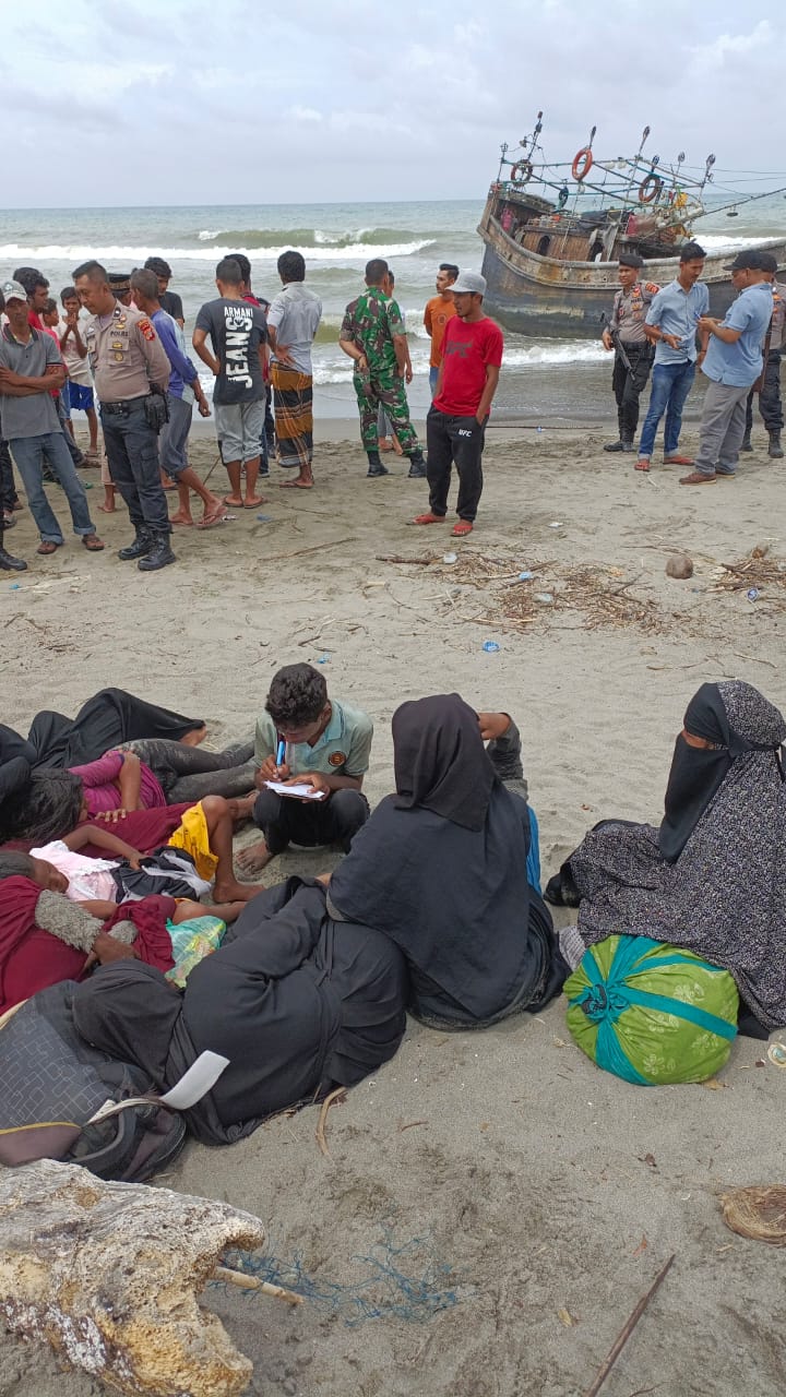 Kapal Tongkang Bawa 66 Imigran Rohingya Kembali Mendarat Di Pesisir Aceh Besar