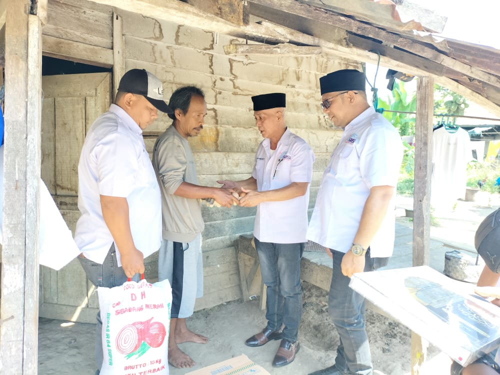 SMSI Madina Bagikan Sembako Dan Alquran
