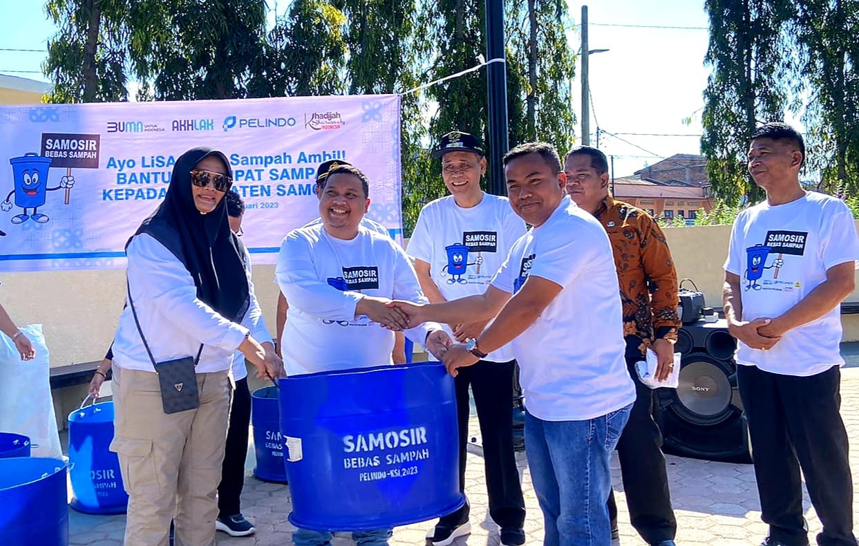 Pelindo Bersama KSI Bagikan Ratusan Tempat Sampah Di 3 Pelabuhan Penyeberangan Samosir