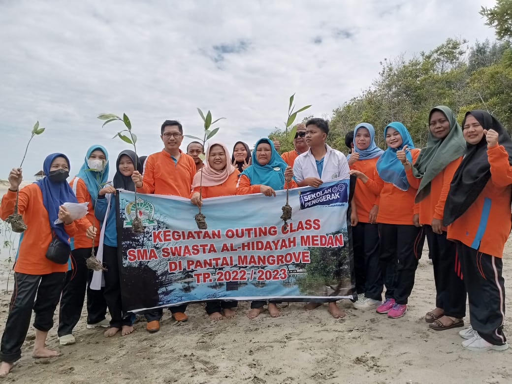 SMA Al-Hidayah Medan Peduli Lingkungan Tanam Pohon Mangrove