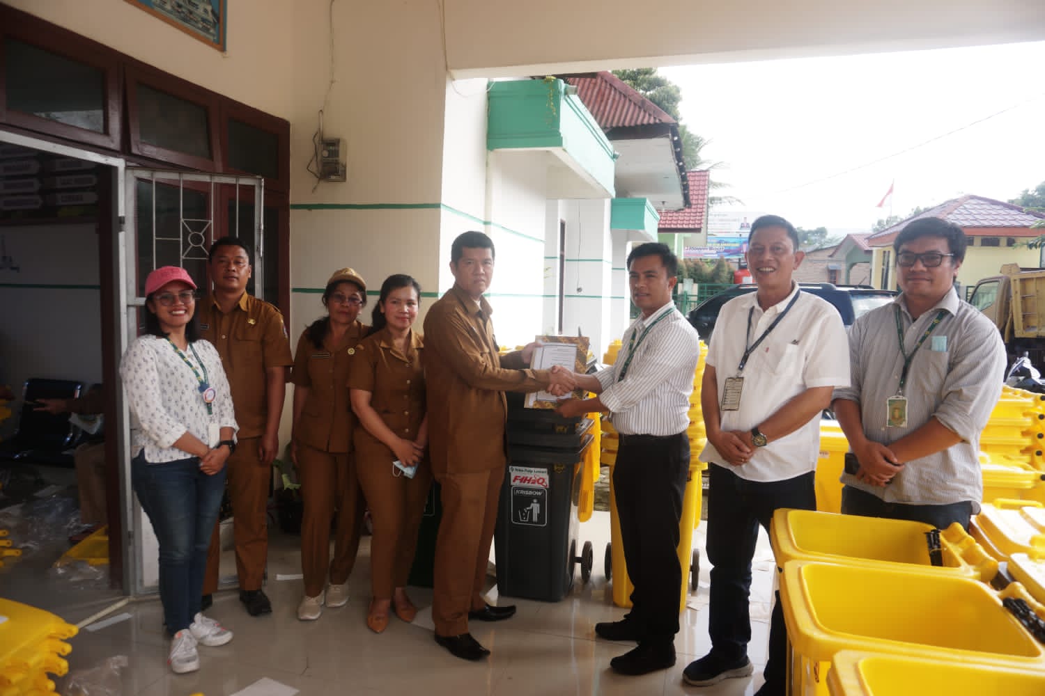 Dukung F1H2O, TPL Serahkan 150 Unit Tempat Sampah