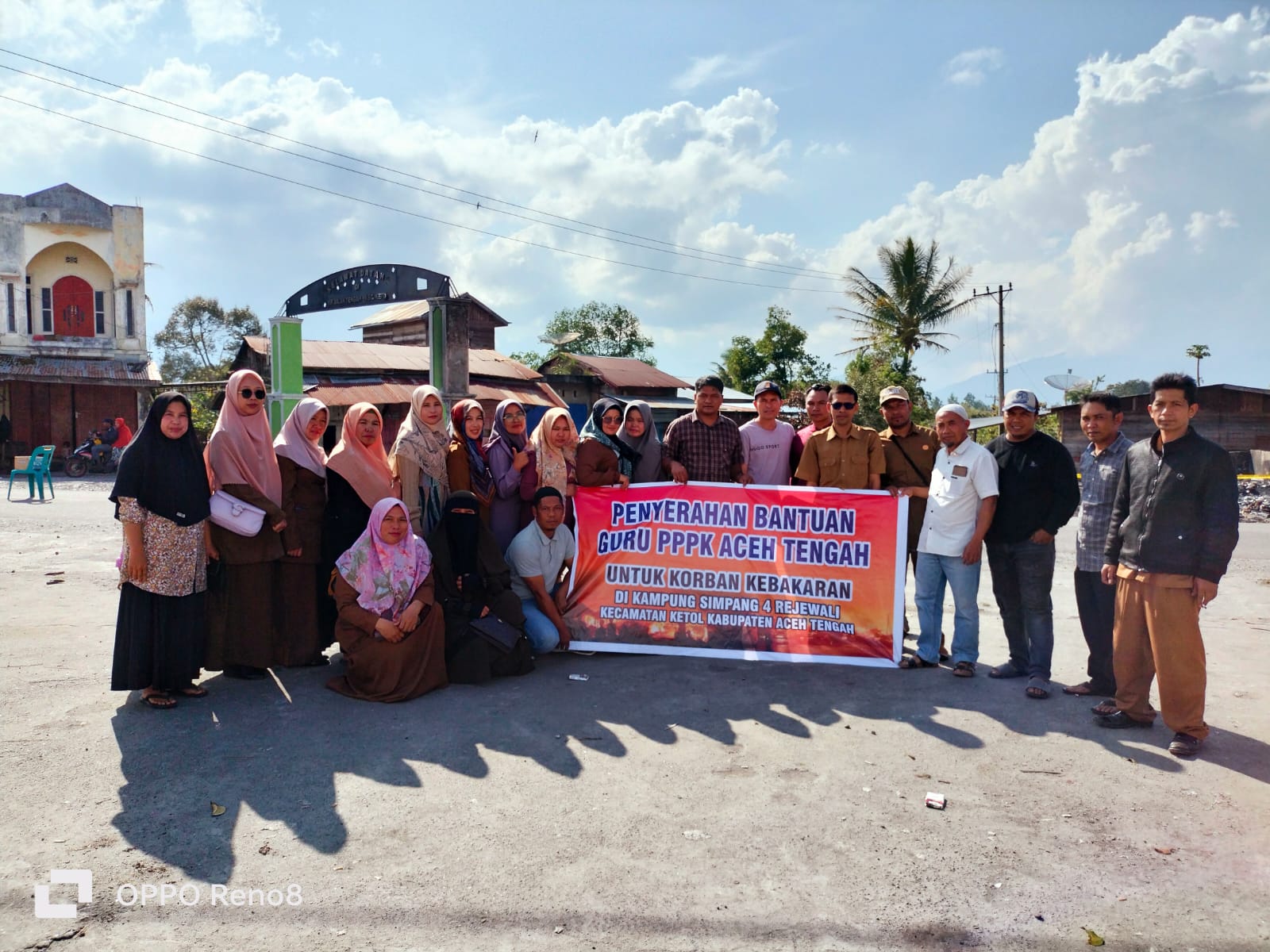 Guru PPPK Angkatan 2021 Bantu Korban Kebakaran Ketol
