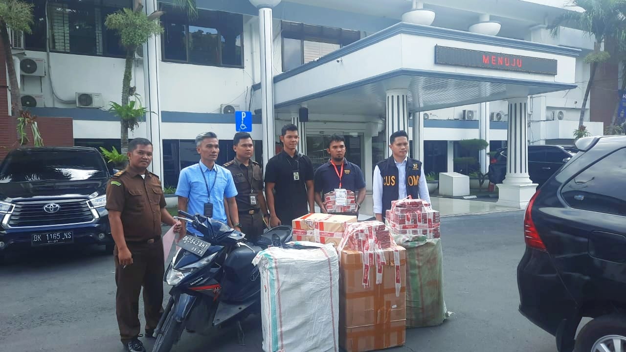 Tersangka Dan Barang Bukti Kasus Cukai Diserahkan Ke Kejari Medan