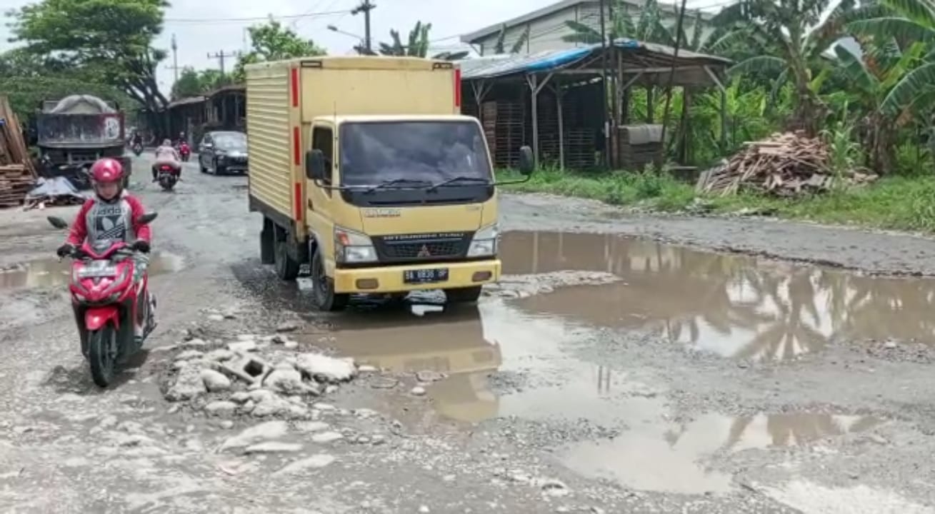 Jl. Platina 1 Medan Deli Rusak Parah