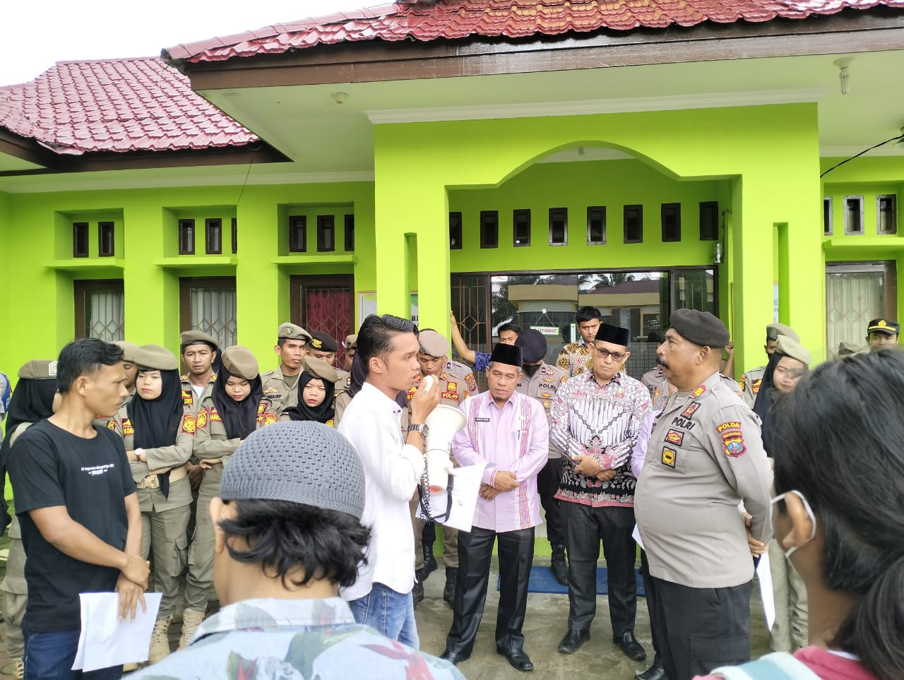 Kelompok Mahasiswa Unjuk Rasa Di Kemenag Palas Terkait Dugaan Pungli