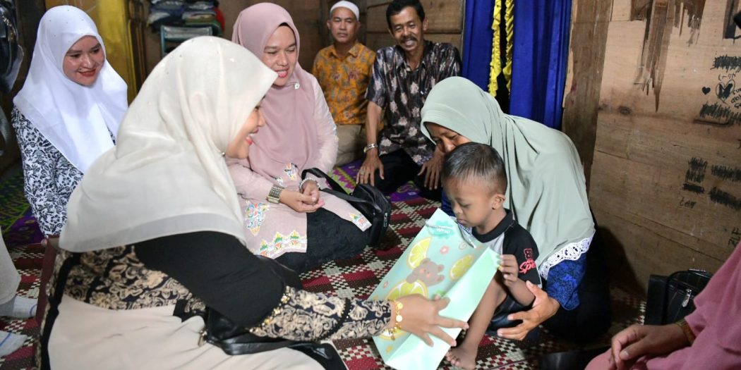 Ketua PKK Aceh Besar Besuk Dan Santuni Bocah Penderita Bocor Jantung