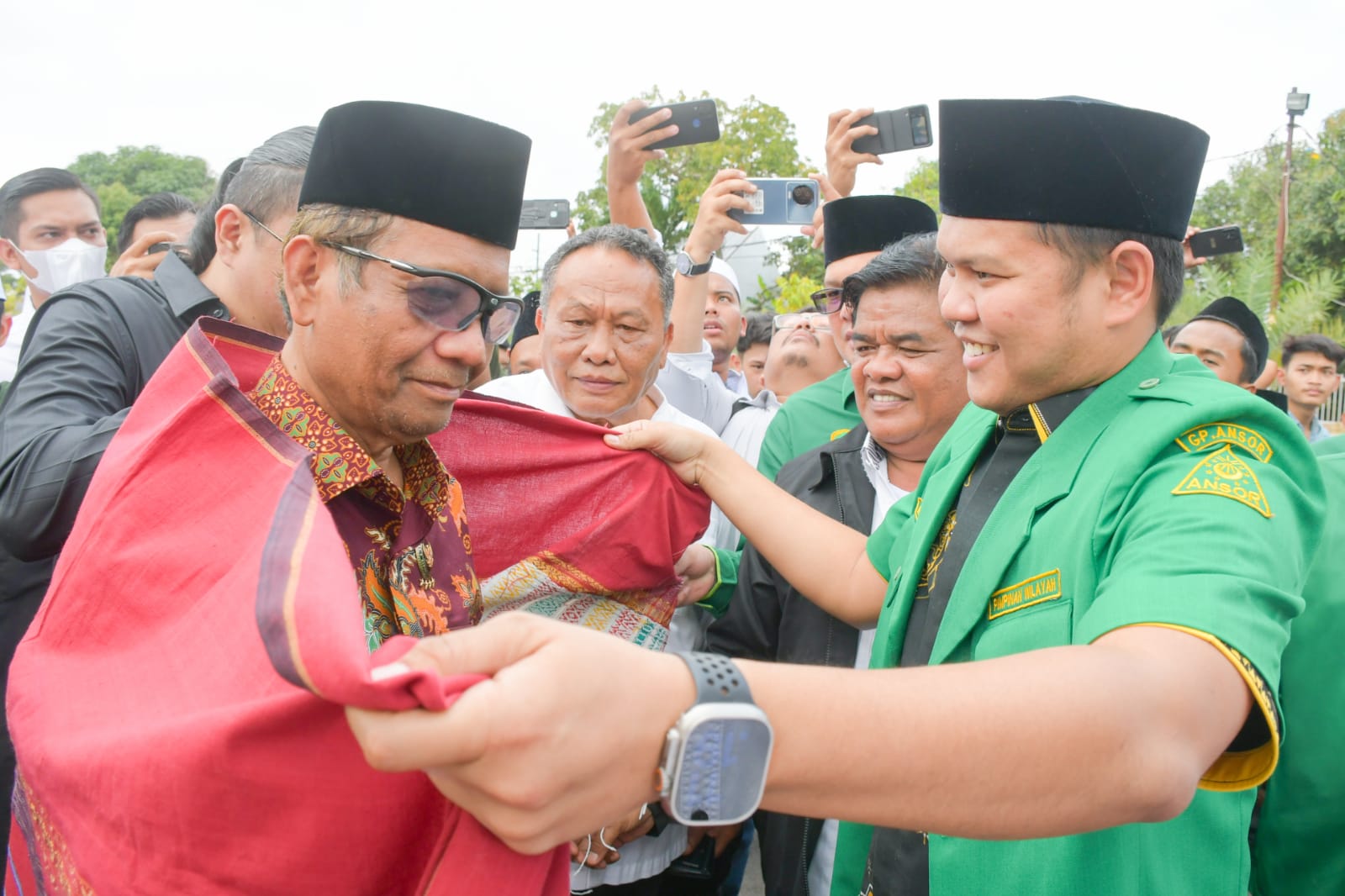 Berkunjung ke Pesantren Al-Kautsar Al-Akbar, Adlin Tambunan Ulosi Mahfud MD