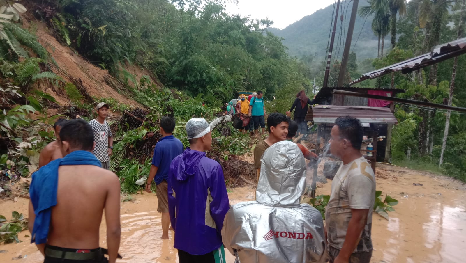 Badan Jalan Tertimbun Longsor, Lintas Sumut-Aceh Macet Total