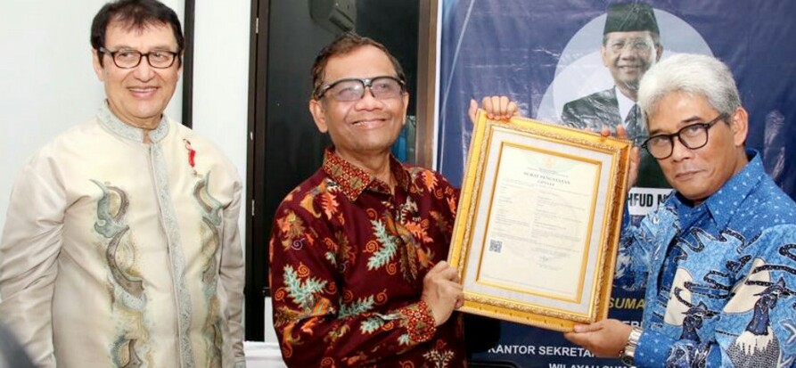 Menkopolhukam Serahkan HAKI Buku Peristiwa Berdarah P.Siantar 