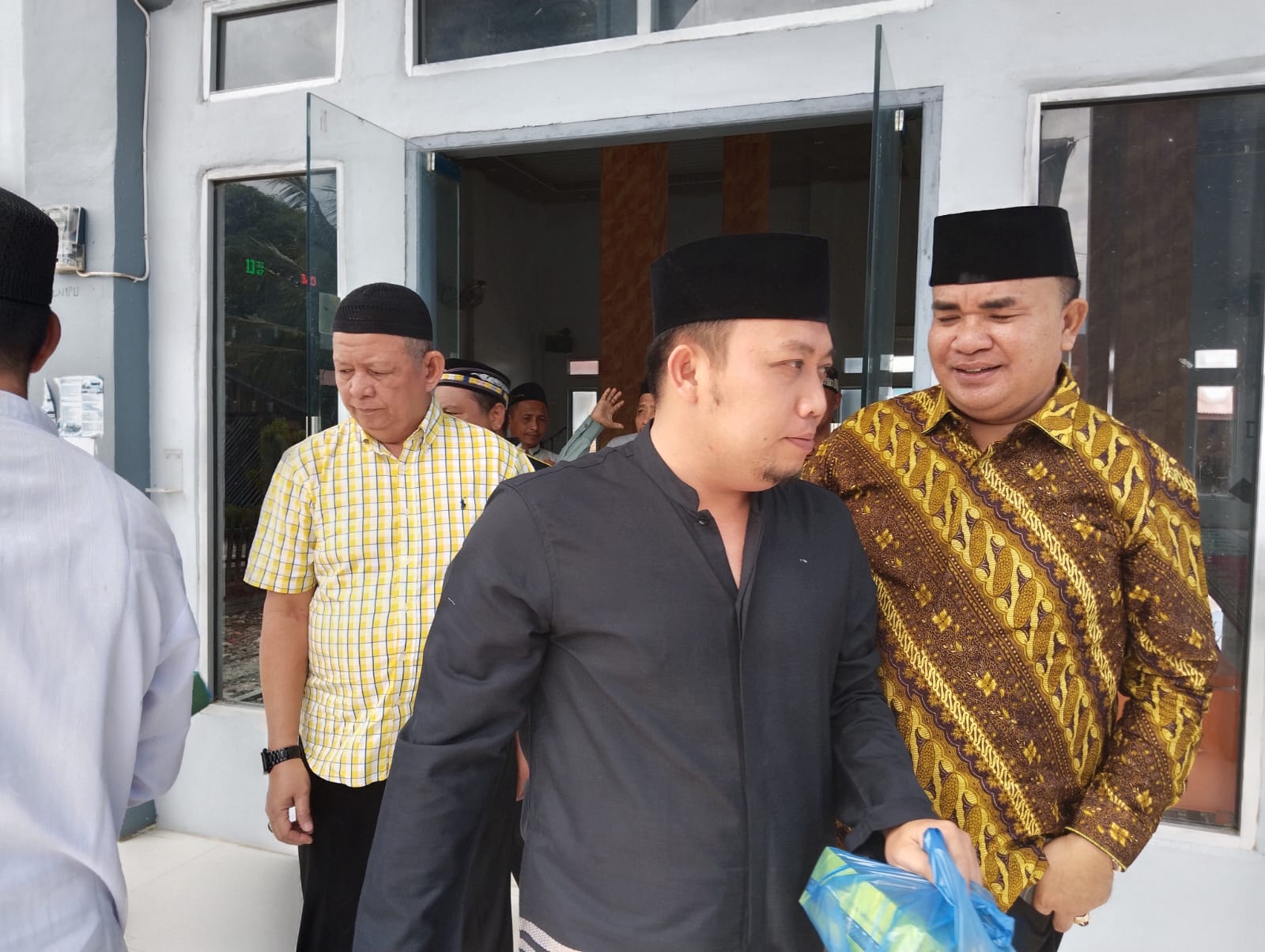 Jumat Berkah, Anggota DPR RI Salim Fakhry Bagikan 200 Nasi Kotak