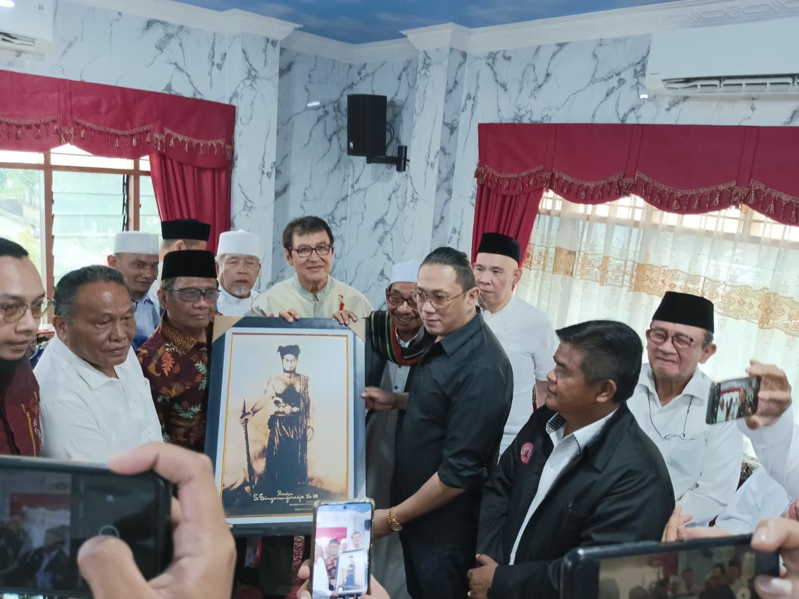 Paulus Sinambela Ulosi Dan Serahkan Lukisan Raja Sisingamangaraja XII Ke Menko Polhukam Mahfud MD