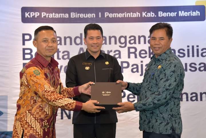 Pj Bupati Bener Meriah Terima Penghargaan Dari KPP Pratama Bireuen