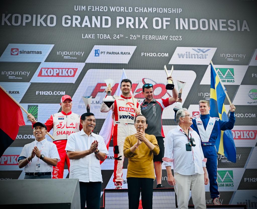Bartek Marszalek Terima Bendera Merah Putih Dari Presiden Jokowi