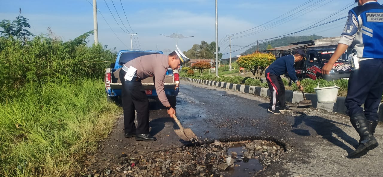 Kasat Lantas Dan Dishub Bener Meriah Tambal Jalan Berlubang