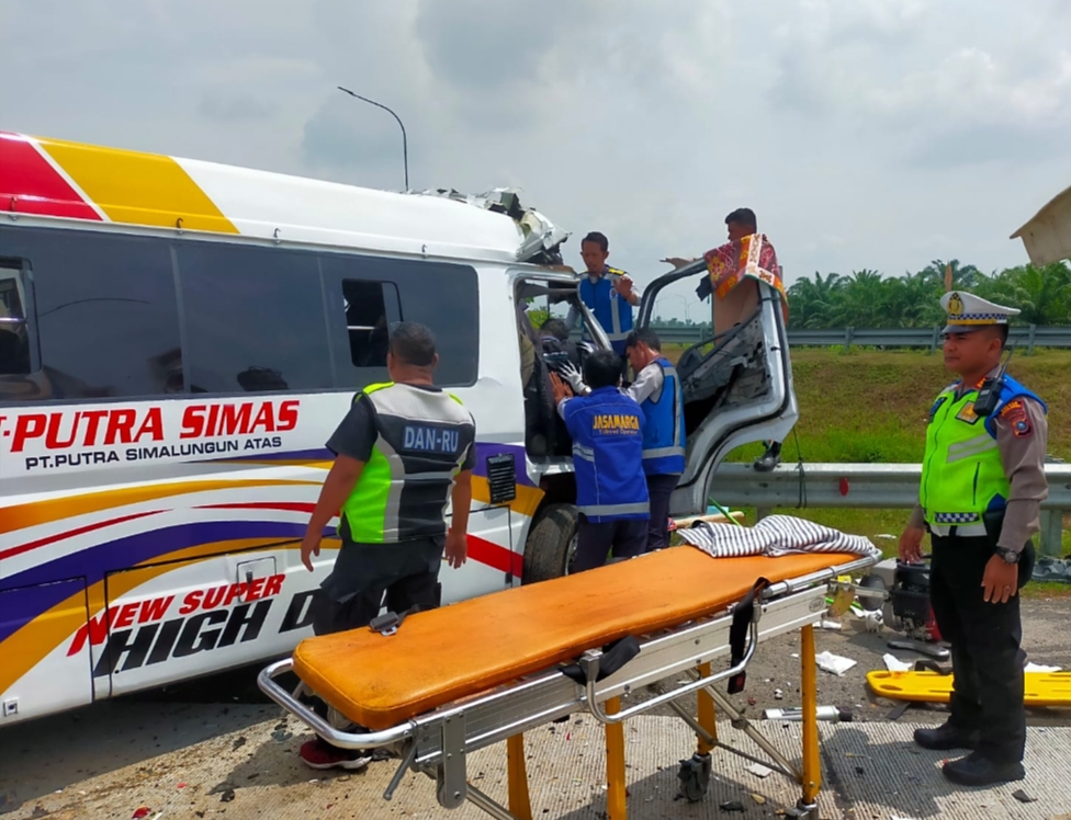 Bus Penumpang Tabrak Truk Di Tol Sergai, 1 Tewas