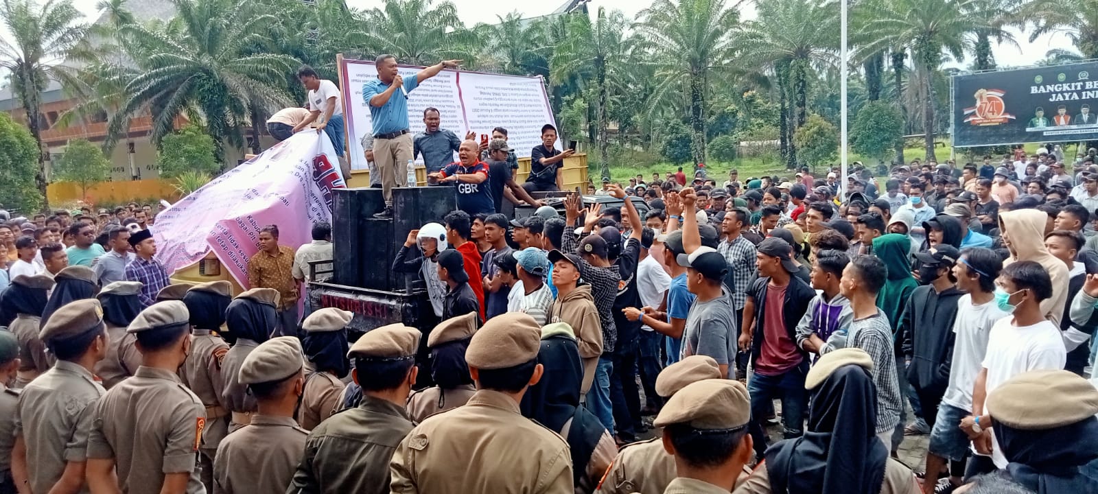 Ribuan Massa Minta Kemendagri Tegas Soal Kepemimpinan Di Palas