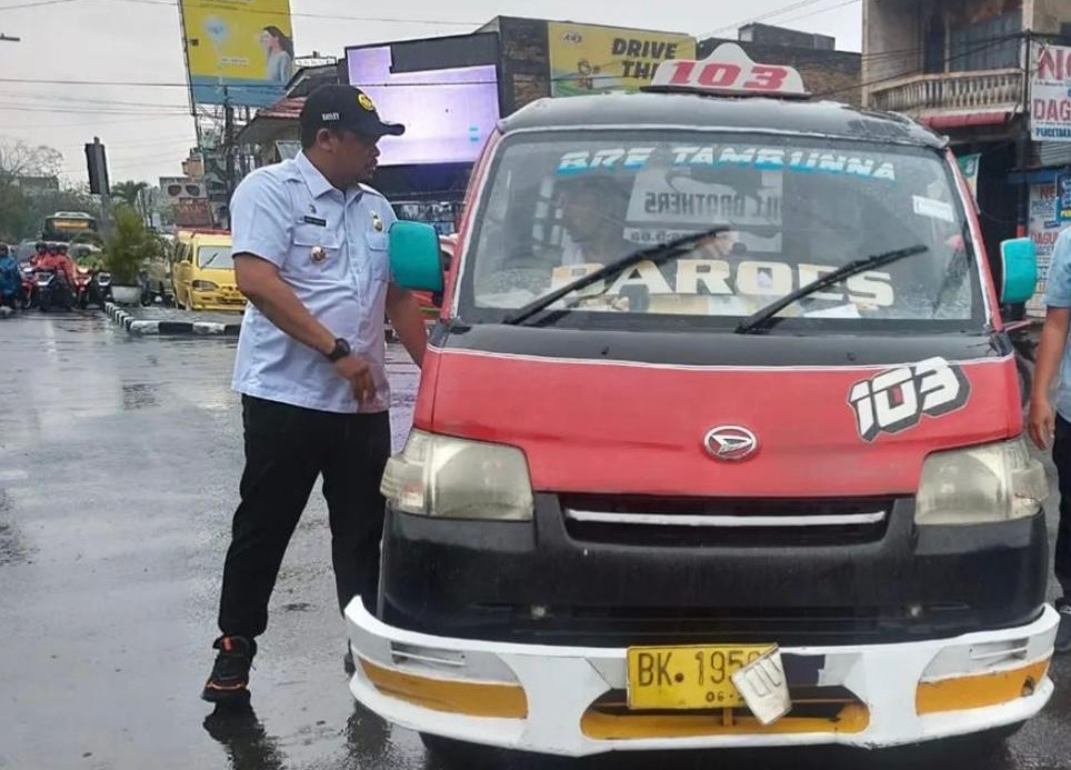 Lihat Pemotor Ditabrak, Bobby Nasution Hentikan Angkot Terobos Lampu Merah