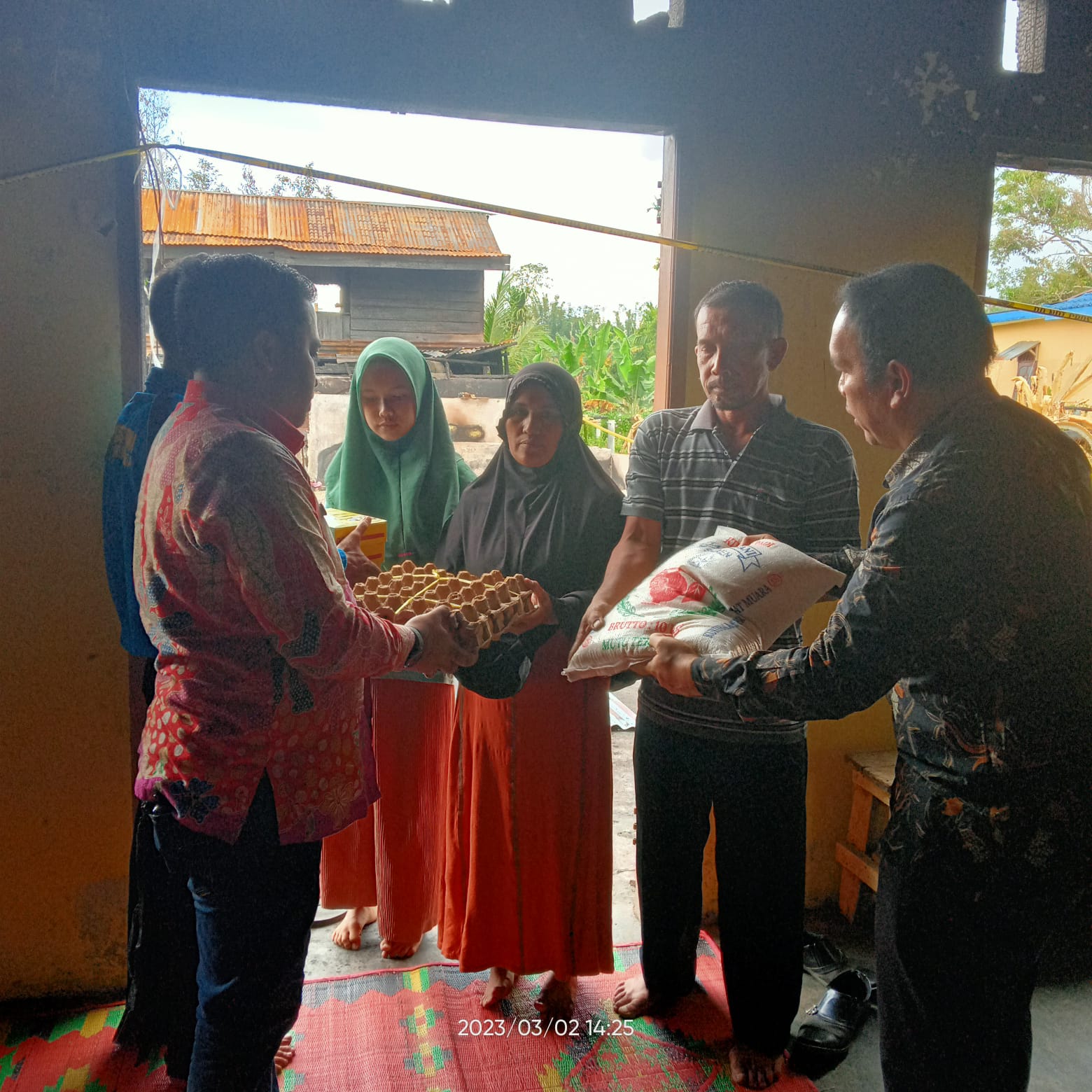 Pemkab Dairi Serahkan Bantuan Korban Kebakaran